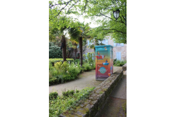 Un accès aux livres en liberté dans les jardins de Ti Kreiz Ker 